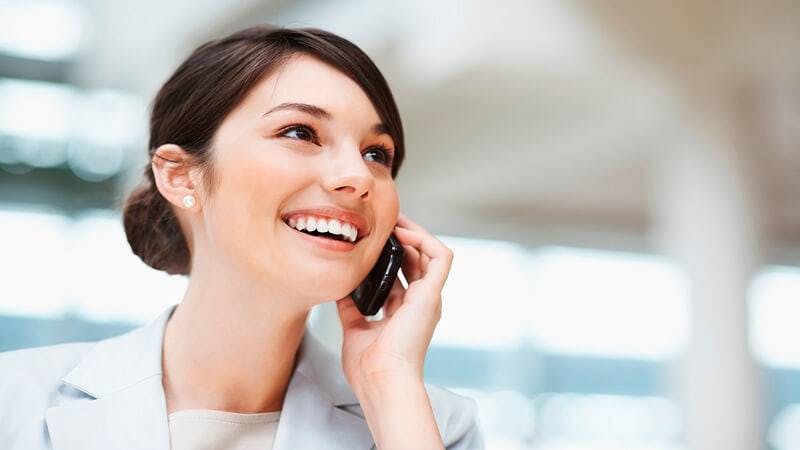 mulher falando no telefone