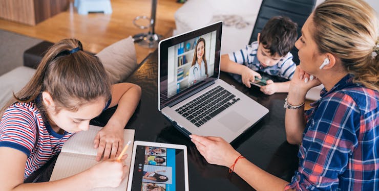 Família conectada, com celular notebook e tablet.