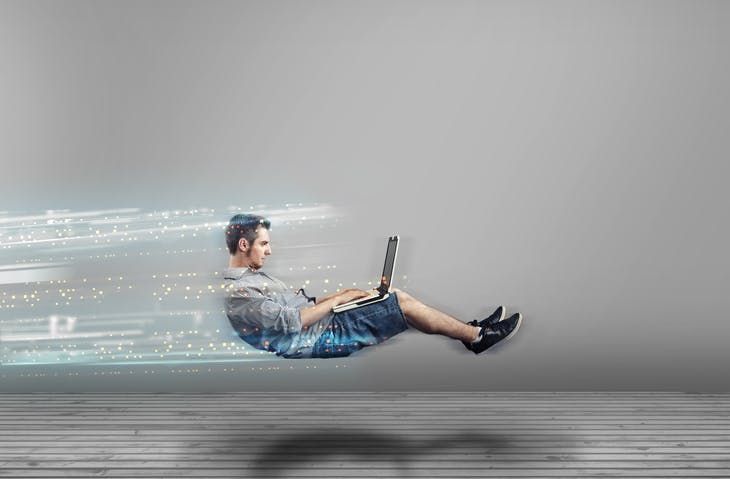 Imagem homem no notebook representando a velocidade da internet Vivo