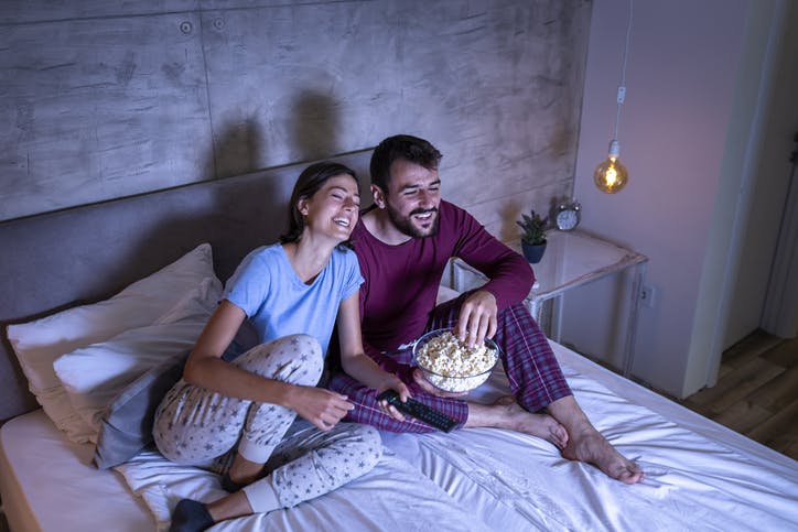 SKY TV: casal vê filme enquanto come pipoca