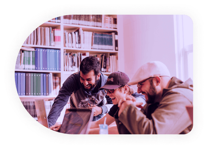 amigos felizes navegando na internet