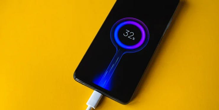 celular xiaomi ligado a um carregador