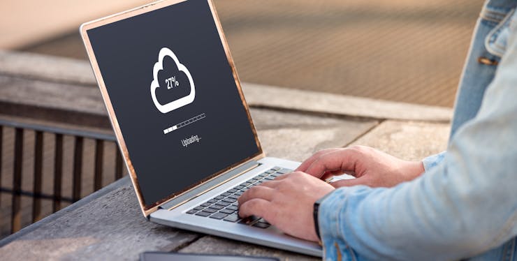 Pessoa faz backup em notebook