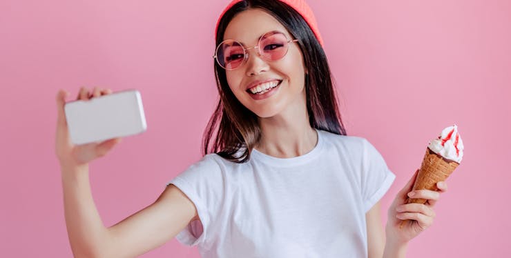 TikTok: garota grava videos para rede social
