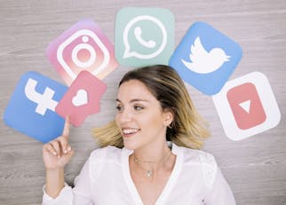 mulher sorridente apontando para cards de redes sociais