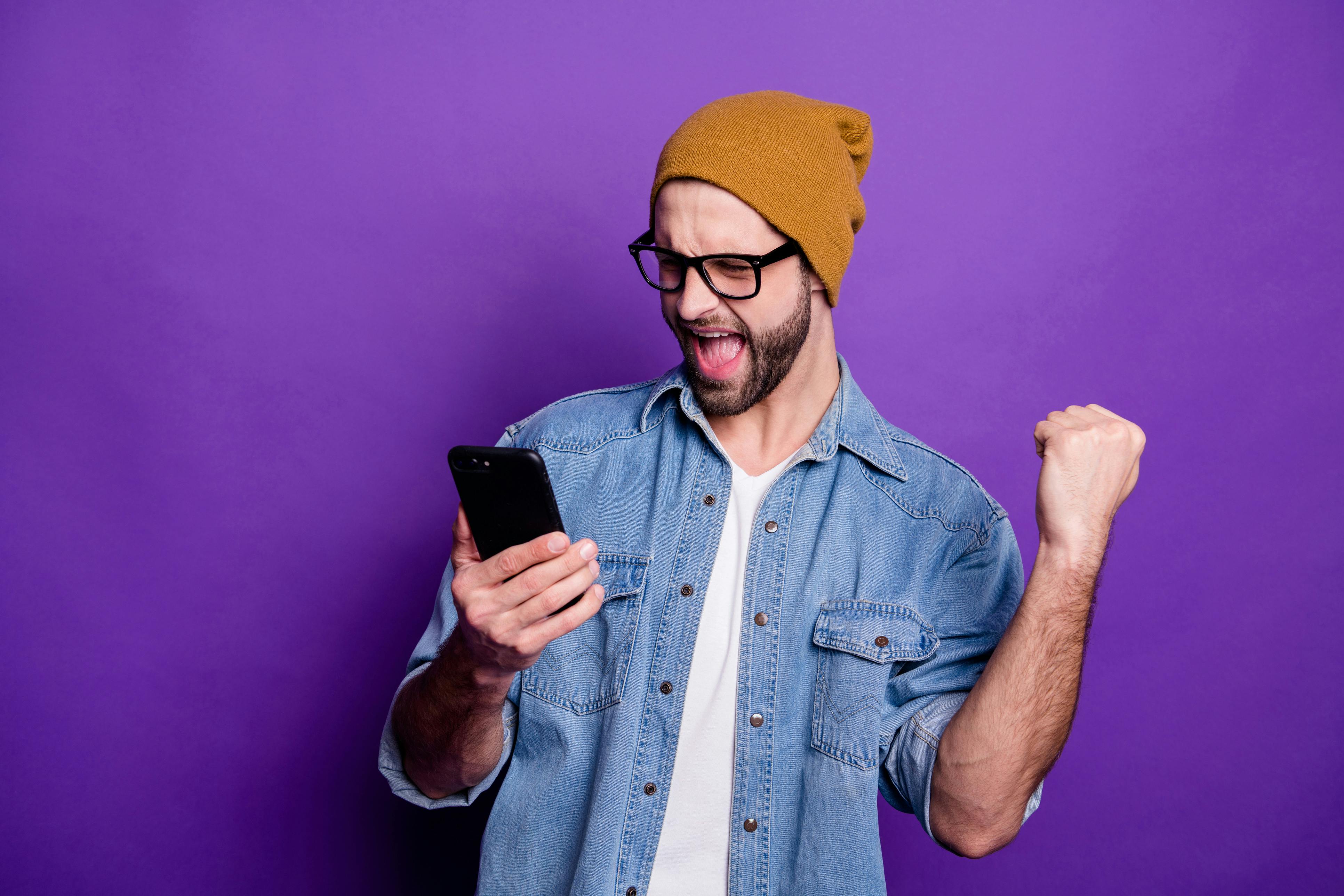 Homem mexendo no celular