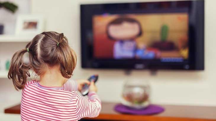 criança assistindo tv