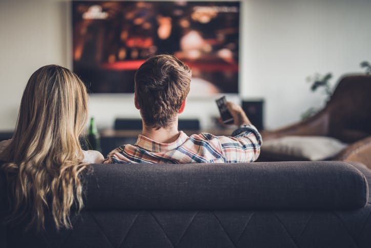 Casal assistindo TV