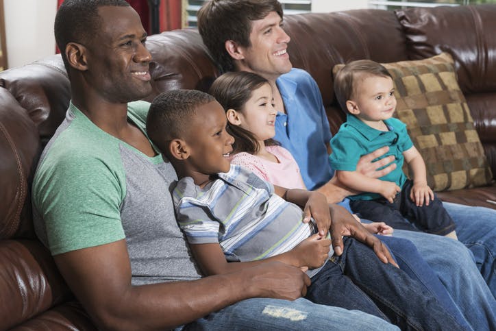 SKY Combo: pais e filhos assistem TV