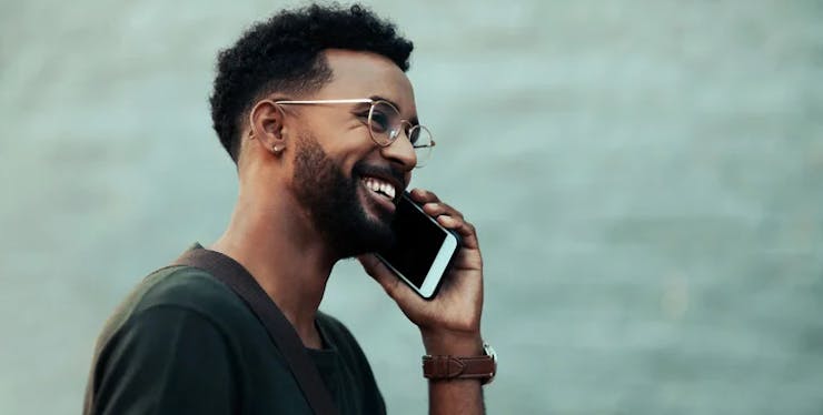 Homem na rua falando no celular