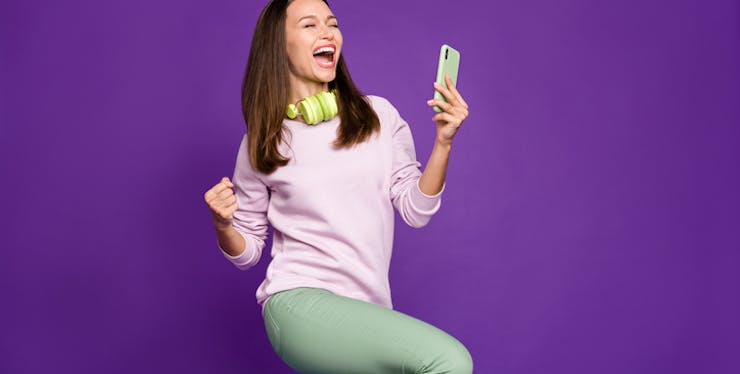 Mulher utilizando o celular.