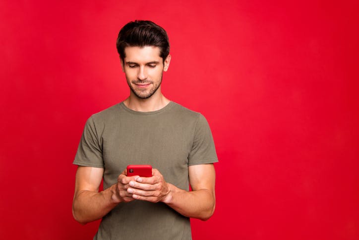 Homem mexendo no celular