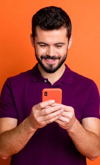 Homem com plano de celular TIM Black