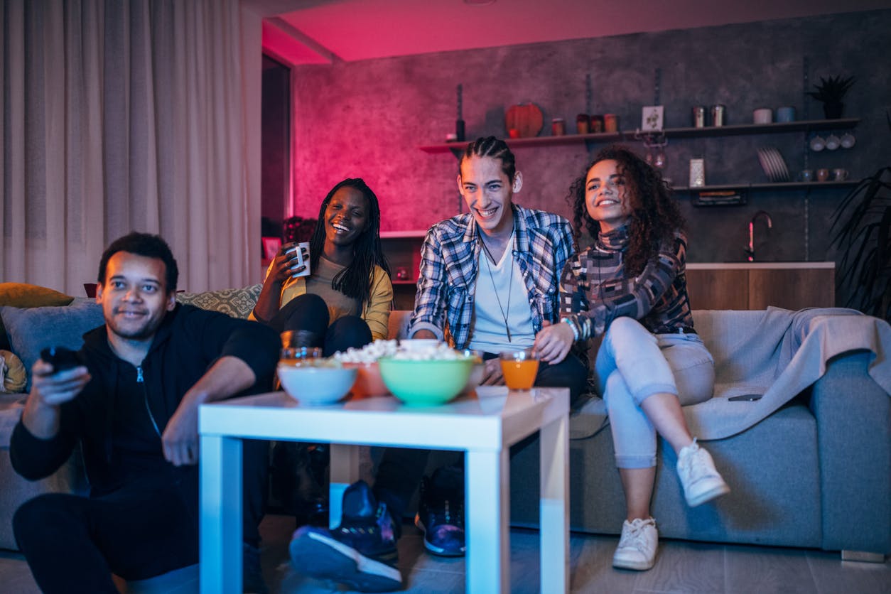 SKY TV: amigos assistindo programação SKY