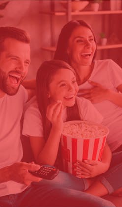 Família assistindo Claro NOW