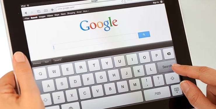 tablet sendo usado por uma pessoa aberto no Google