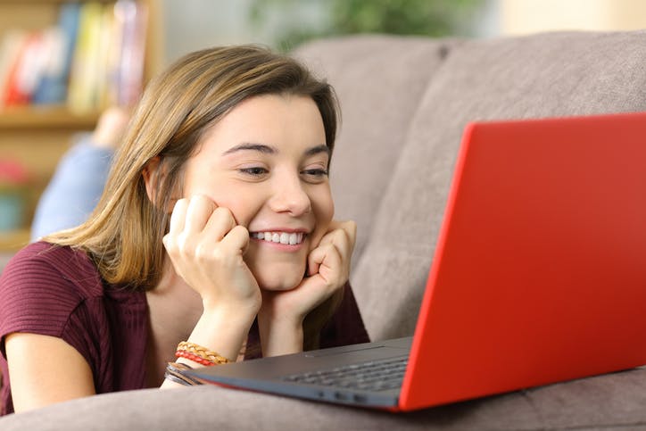 Mulher usando internet SKY no notebook