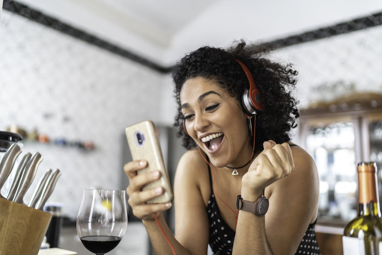 Mulher fazendo video-chamada no celular com plano da Claro