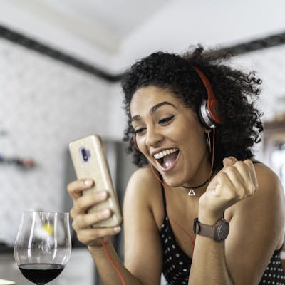 Mulher fazendo video-chamada no celular com plano da Claro