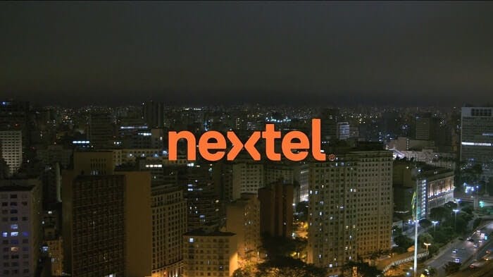 Logo nextel com uma cidade ao fundo