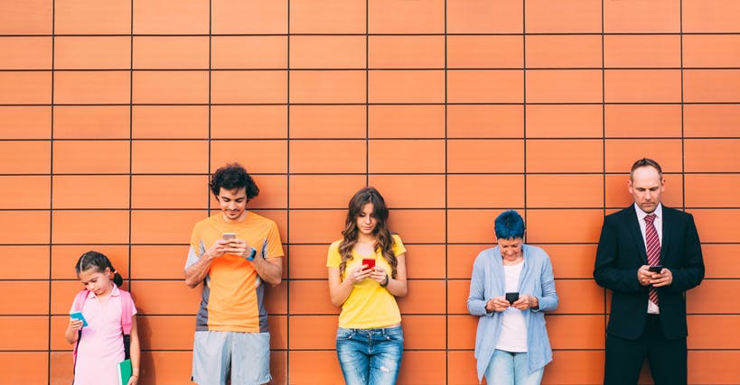 Pessoas mexendo no celular