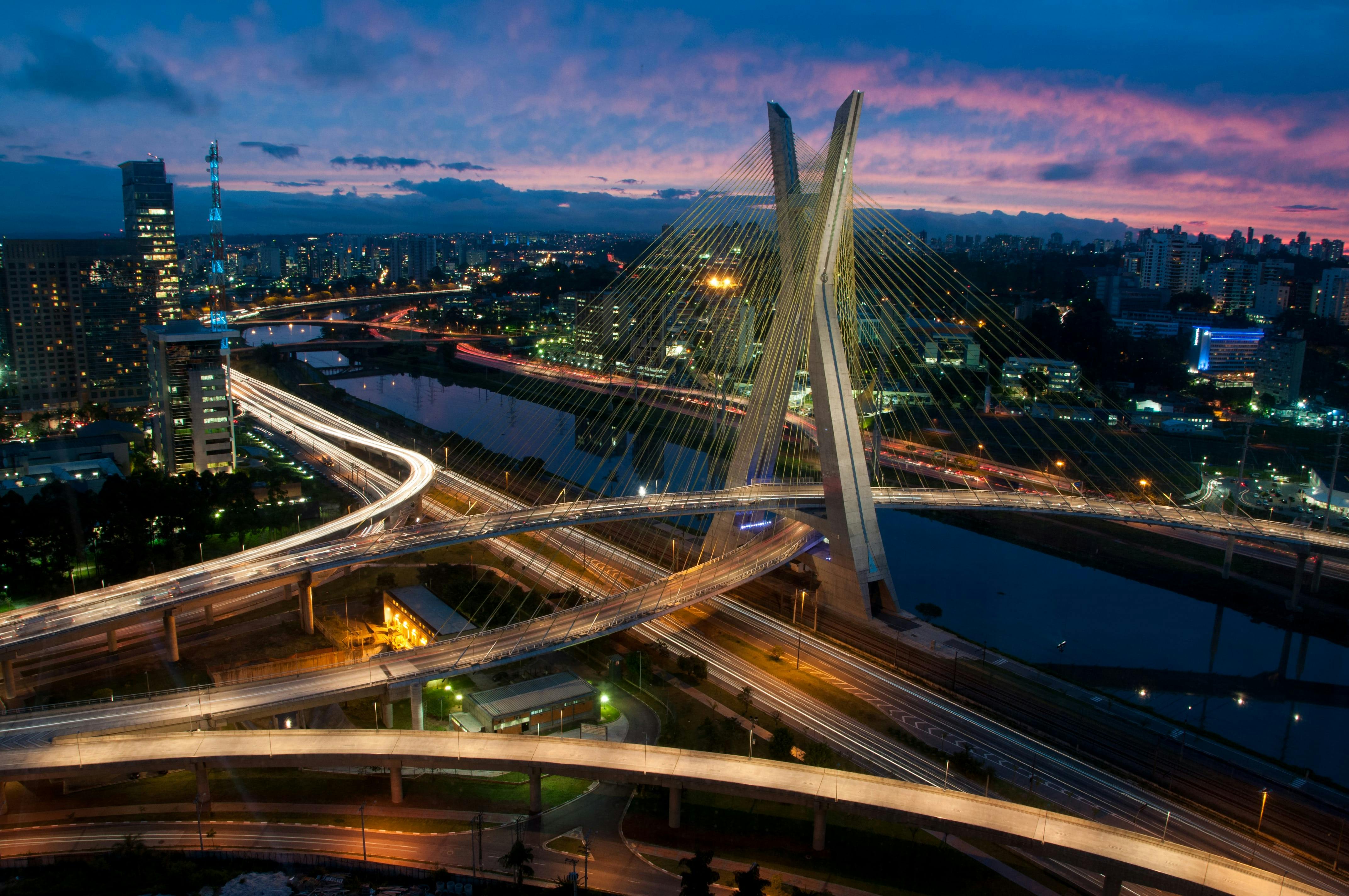 ponte estaiada rio pinheiros em são paulo