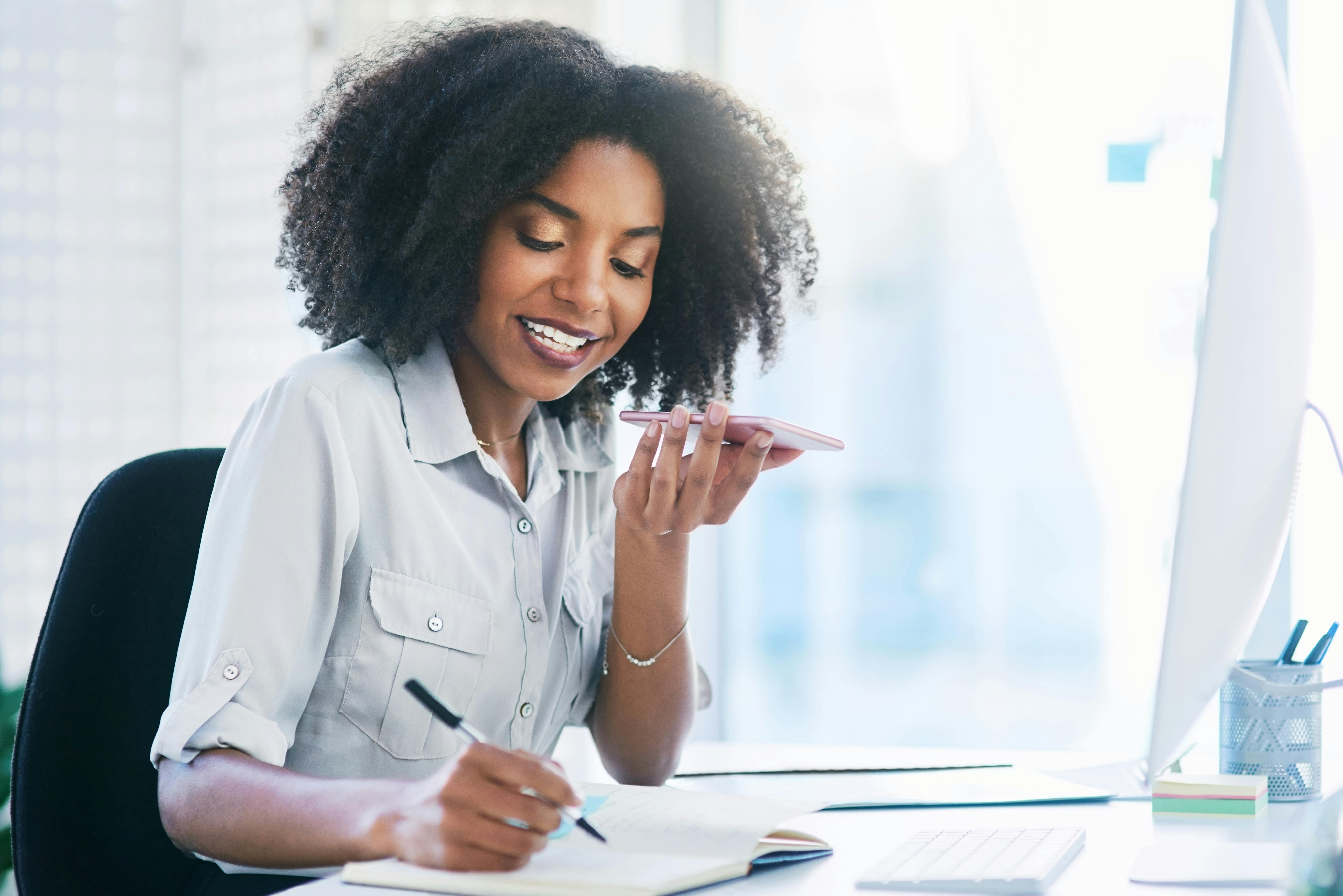 mulher falando no telefone