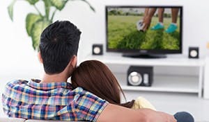 Casal-na-frente-da-tv