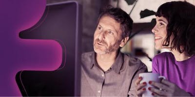 homem e mulher olhando para computador com conexão vivo empresas