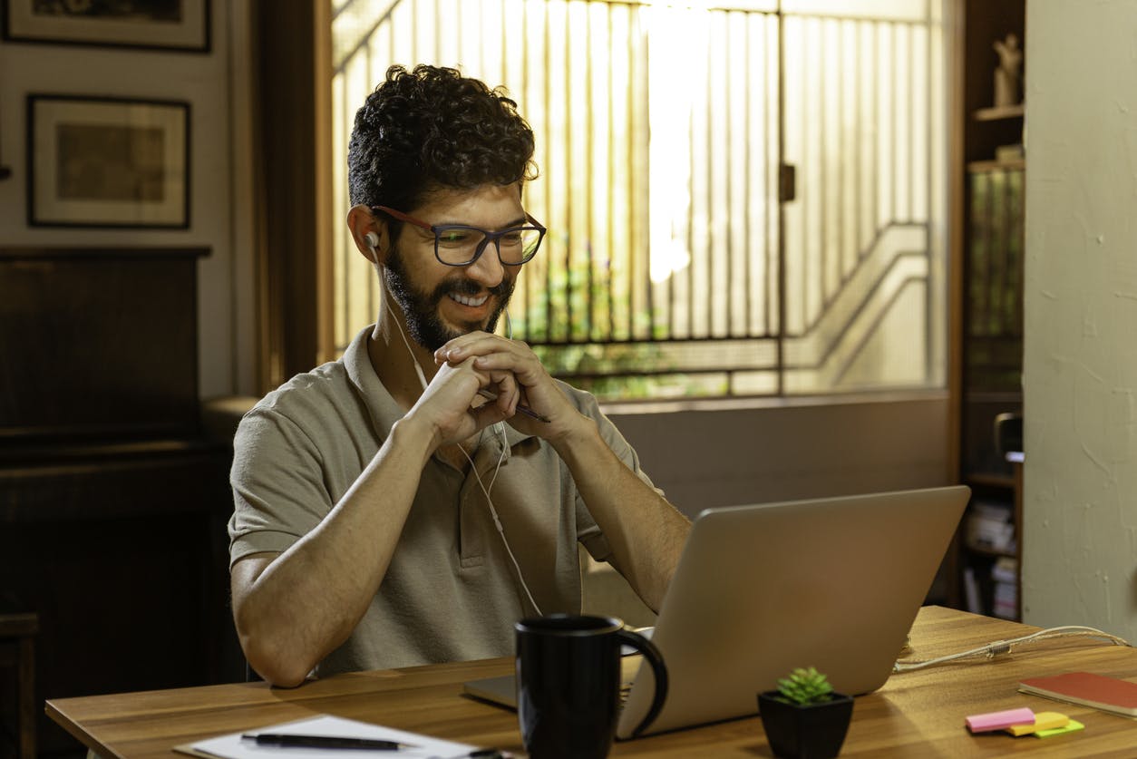 Homem mexendo no notebook