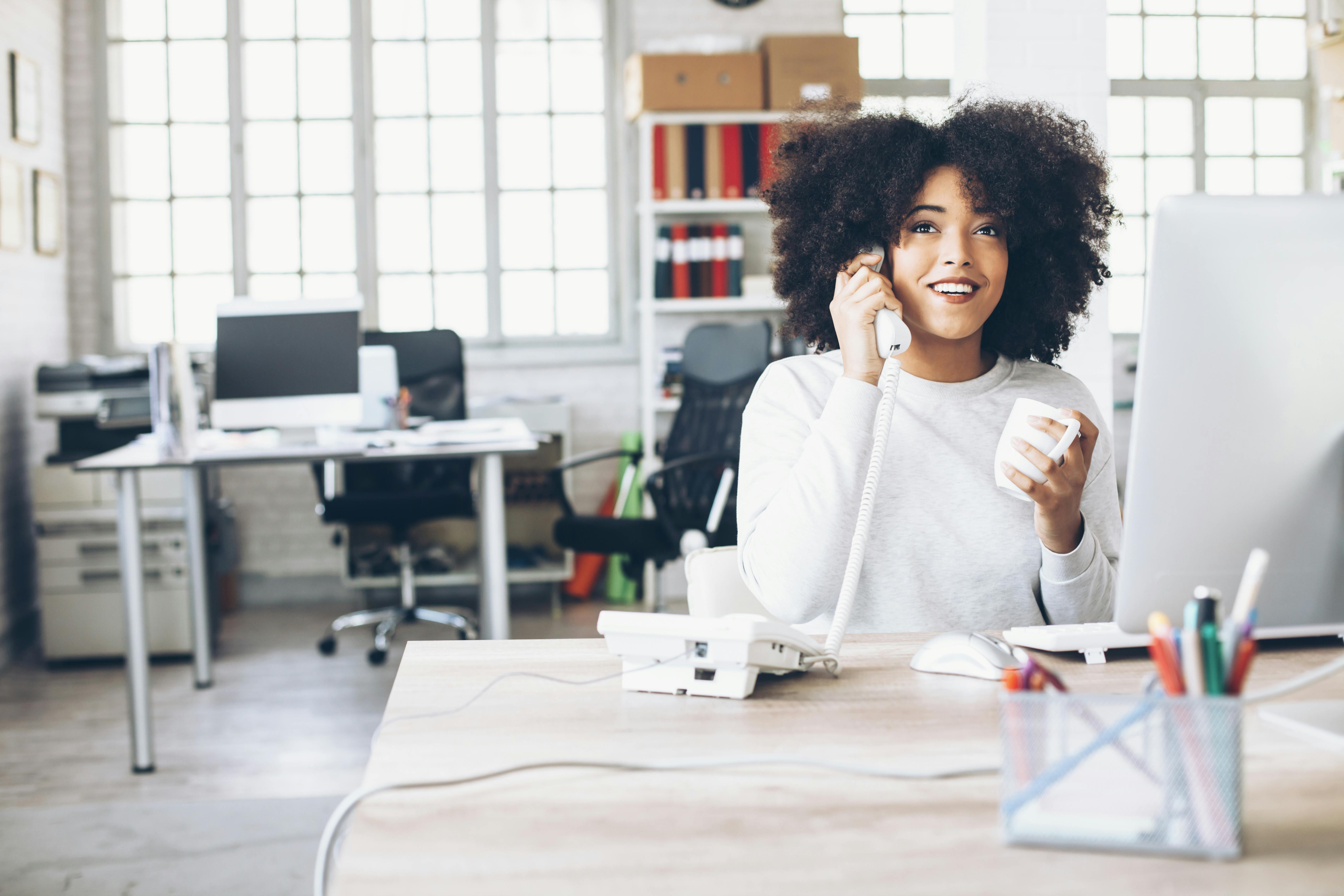 mulher falando no telefone