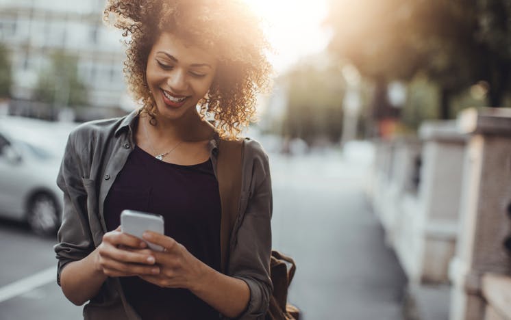 Mulher mexendo no celular
