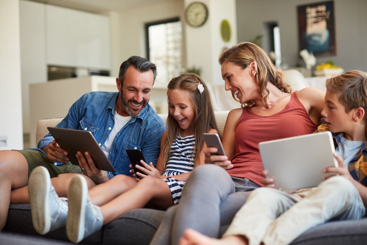 Família usando plano Vivo Pós V