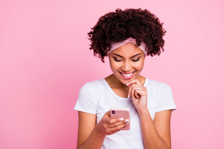 Mulher usando celular com Vivo Controle