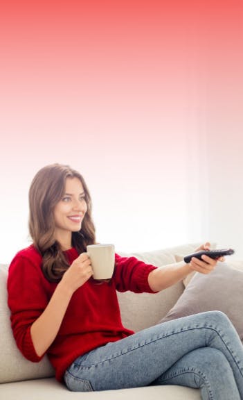 Mulher apertando controle remoto