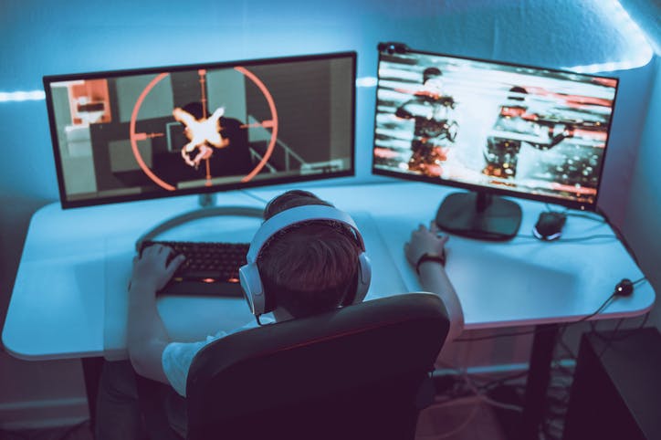 menino jogando no computador