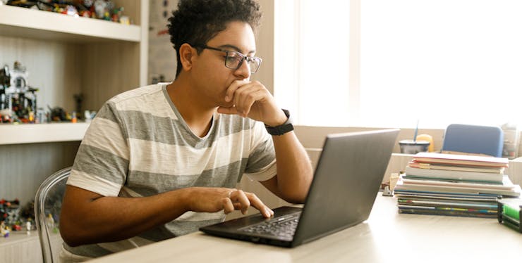 Estudar online: garoto estuda pelo notebook
