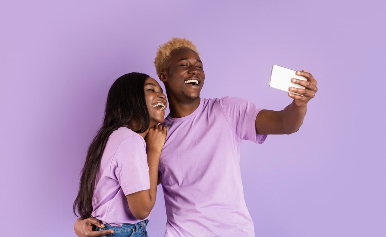 Casal utilizando celular com plano Vivo Selfie