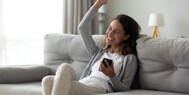 Imagem mulher feliz ao resolver o problema dos dados móveis que não funcionavam