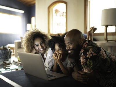 Família mexendo no notebook