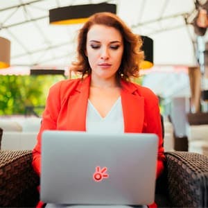 mulher mexendo em um computador