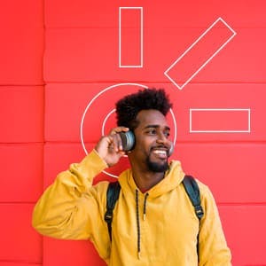 homem sorrindo escutando música em um fone de ovuido