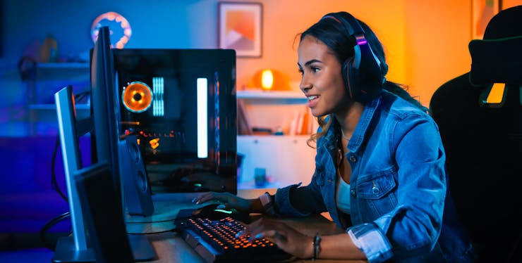 mulher gamer se concentra enquanto joga no computador