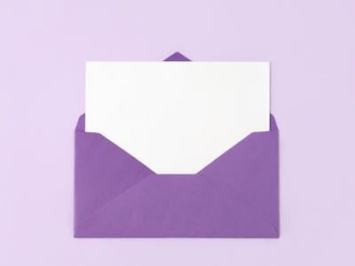 E-mail com envelope roxo