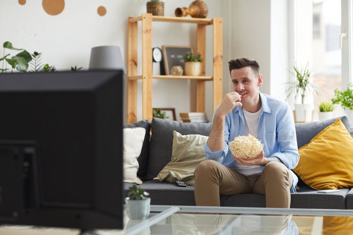 Homem vendo TV