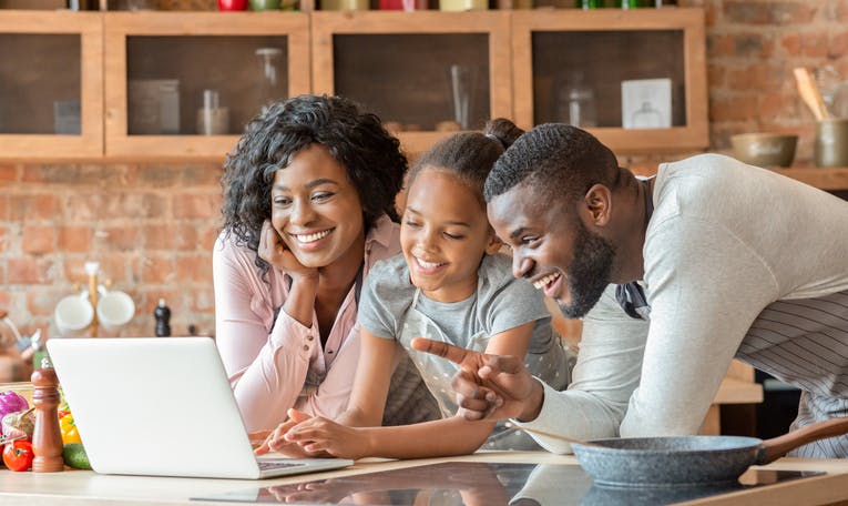 Família mexendo no computador