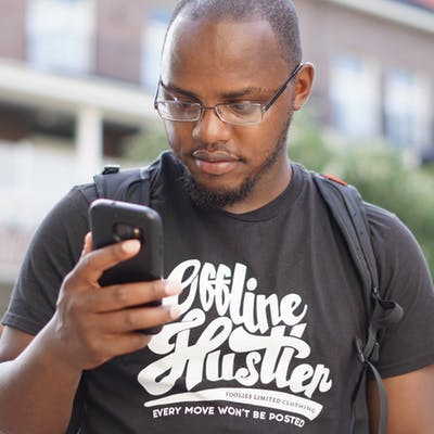 homem utiliza tim contole em seu celular