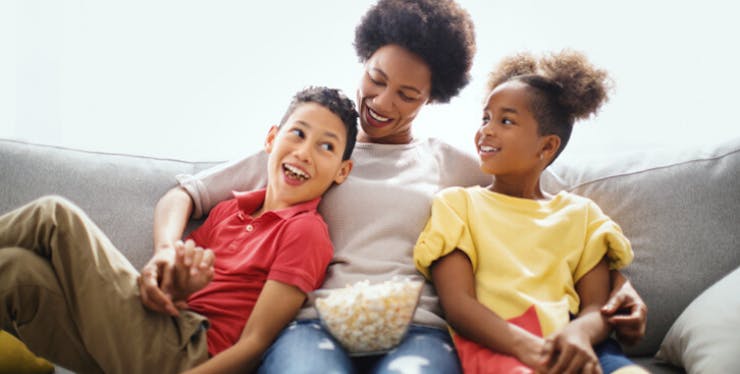 Claro NOW: mãe, filho e filha assistem filme