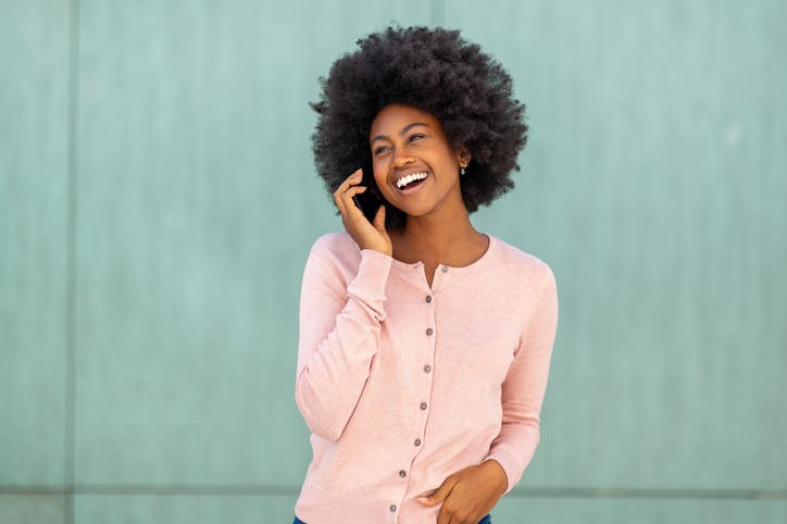 Menina conversando no celular