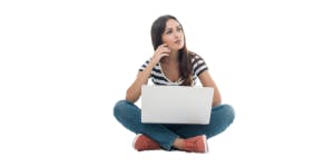 mulher com notebook usando a conexão tim live